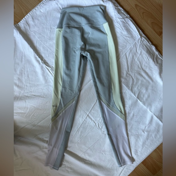 Alo Leggings - Picture 2 of 4